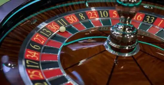 tokek mobile app interface showing live-dealer tables and sportsbook markets